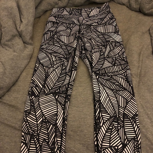 Lululemon print winder under high rise crop - Picture 1 of 3